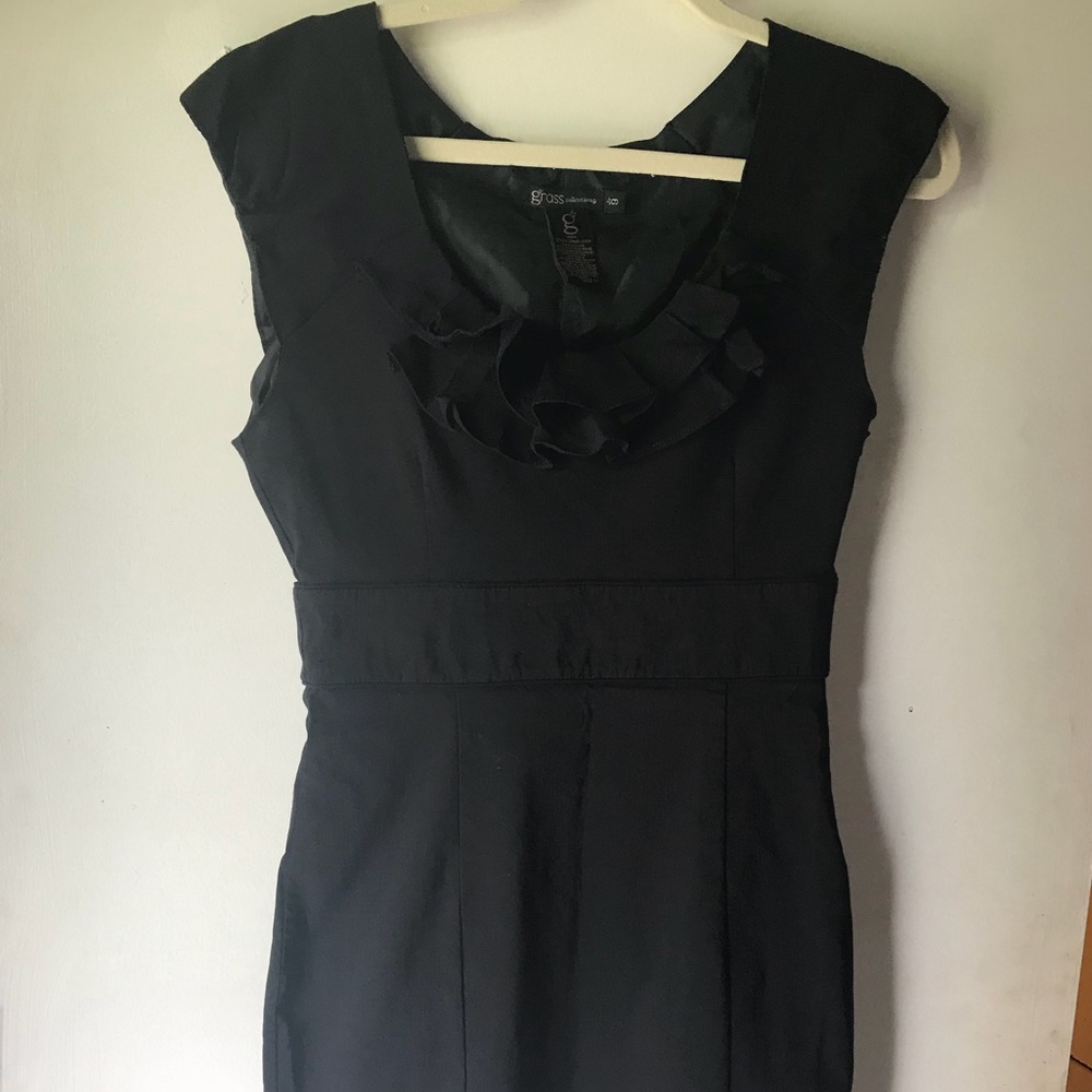 Black dress gorgeous not sure size is 6 or 9